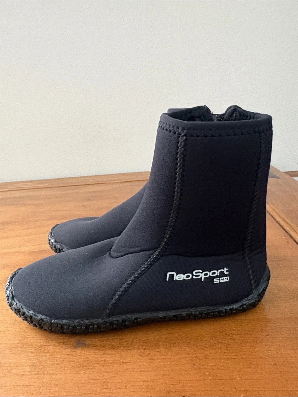 Neosport sleek black